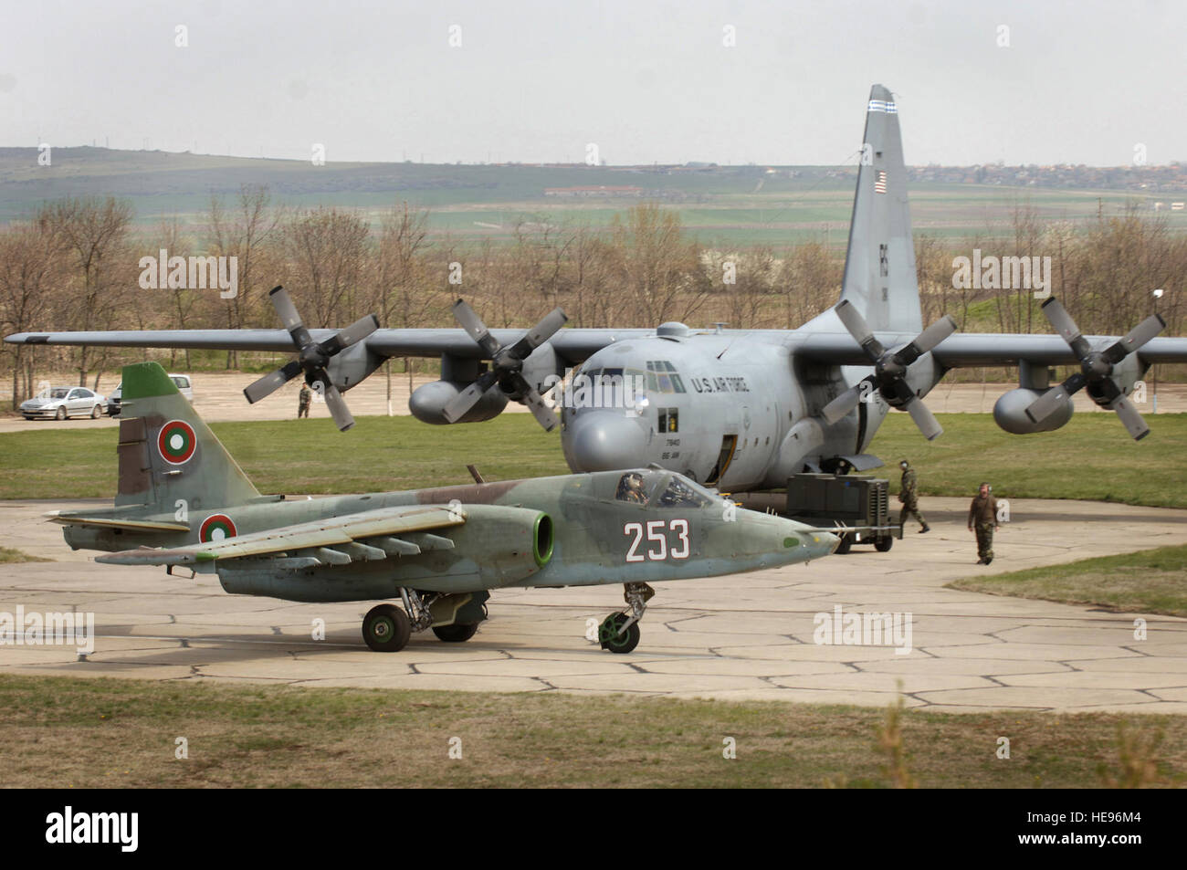 Eine bulgarische Luftwaffe Flugzeuge SU-25 Frogfoot taxis vorbei ein US Air Force C-130E Hercules-Flugzeuge in Bezmer Aviation Base, Bulgarien, 31. März 2008, vor dem Fliegen eines Ausfall für Übung thrakischen Frühjahr 2008. Die jährlichen bilateralen Übung zwischen den USA und Bulgarien schult und verbessert die Interoperabilität zwischen den beiden Nationen.  Master Sergeant Scott Einsätze) (veröffentlicht) Stockfoto