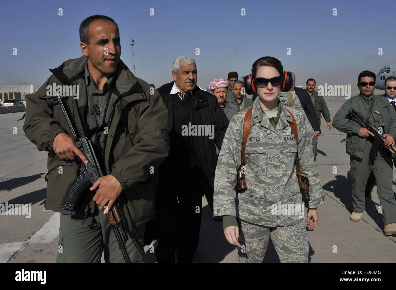 1st Lt. Bethany Mettes, 447th Expeditionary Geschwader Protokollchef, Escort Mustafa Barzani, Präsident der Region Kurdistan im Irak, während einer seiner vielen Besuche in Bagdad. Leutnant Mettes und das Air Force Baghdad Protokoll Team repräsentieren die erste und letzte Eindruck unterschieden Besucher haben der Amerikaner im Irak tätig. Stockfoto