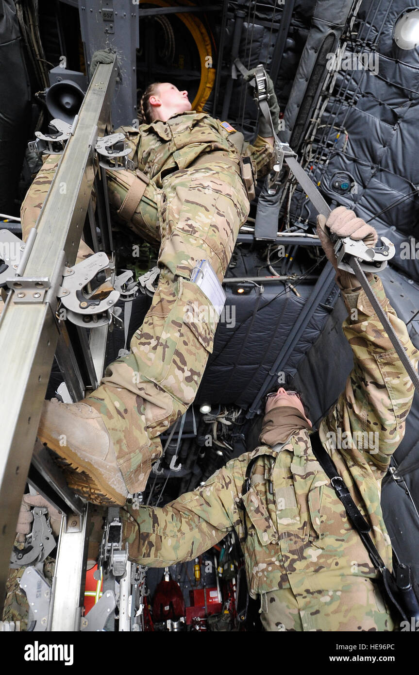 Capt Deanna Leyba und Senior Airman Erin Smith neu konfigurieren die Wurf-Riemen auf eine c-130 Hercules hier das Flugzeug für eine Bandage-Mission vorbereiten zum Transport von Patienten in ganz Afghanistan am 18. Dezember 2012. Leyba, ein Flug-Krankenschwester und Smith, Medizintechniker, sind beide Mitglieder des 455. Expeditionary Aeromedical Evakuierung Geschwaders bereitgestellt hier von Peterson Air Force Base, Colorado (U.S. Air Force Photo/Master Sgt. Jun Kim) Leyff Stockfoto