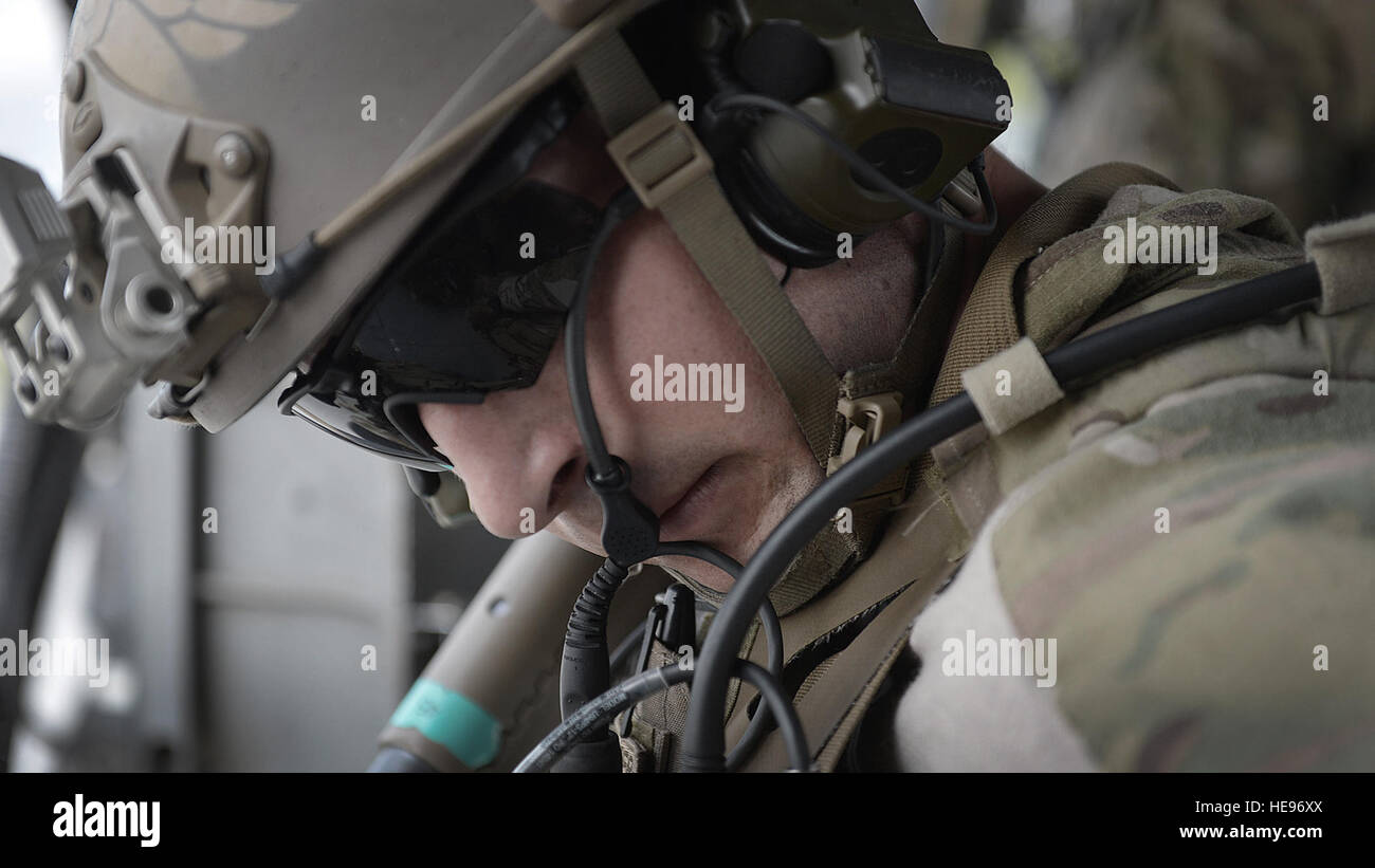 US Air Force Senior Airman Derek Hemerick, 83. Expeditionary Rescue Squadron, 455 Expeditionary Air Wing Pararescueman bereitet seine Ausrüstung auf eine Ausbildungsmission in Bagram Air Field, Afghanistan 5. Mai 2014. Das Geschwader beteiligte sich an ein Trainingsszenario, wo ein Fahrzeug simuliert einen improvisierten Sprengsatz auffällig. Während des Trainings flog Rettungsmannschaften am HH - 60G Pave Hawk-Hubschrauber bis hin zur Verletzung, simulierte vorausgesetzt Sicherheit, behandelte Patienten, bereitete sie für die Reise, und sicher ging das Gebiet. Hemerick ist ein Eingeborener von San Clemente, Kalifornien, und wird bereitgestellt von Moody Air Stockfoto