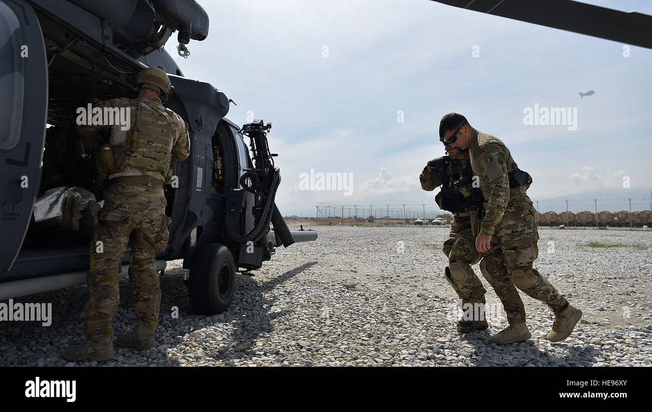 Luftwaffe Pararescuemen vom 83. Expeditionary Rescue Squadron, 455 Air Expeditionary Wing, Bagram Air Field, Afghanistan, Hilfe eines simulierten Patienten zu einem HH - 60 G Pave Hawk-Hubschrauber beim Training Übung 5. Mai 2014. Das Szenario simuliert ein Fahrzeug einen improvisierten Sprengsatz auffällig. Während des Trainings flog Rettungsmannschaften am HH - 60G Pflastern Falken bis hin zur Verletzung, simulierte vorausgesetzt Sicherheit, behandelte Patienten, bereitete sie für die Reise, und sicher ging das Gebiet. PJs lebensrettende Missionen und einen Notfall medizinische Fähigkeiten im humanitären und Kampfhandlungen Stockfoto