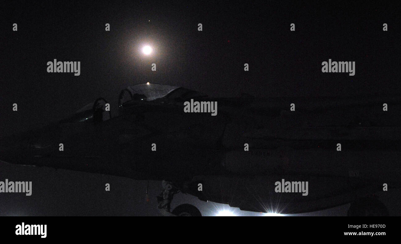 JOINT BASE BALAD, der Irak--reflektiert Mondlicht schimmert aus Cockpit eine AV-8 b Harrier, die hier 9. September landete. Die Harrier war einer der zwei Marinekorps-Kämpfer, die hier aufgrund schlechten Wetters über al-Asad Air Base in der Provinz Anbar gelandet. Die Kämpfer ist auf al-Asad Air Base von Marine Angriff Geschwader 311 im Marine Corps Air Station Yuma, Arizona Staff Sgt. Don Branum bereitgestellt) Stockfoto
