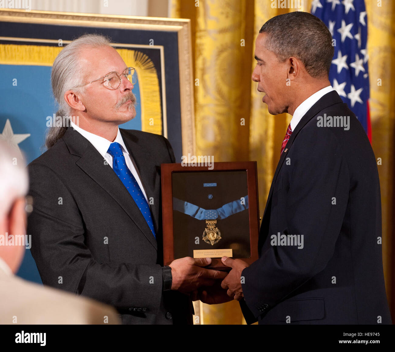 Präsident Barack Obama, Recht, präsentiert einen Medal Of Honor Award, Richard Etchberger, Sohn des US Air Force Chief Master Sgt. Richard L. Etchberger, während einer Zeremonie im Weißen Haus 21. September 2010. Richard Etchberger und seine Brüder Steve Wilson und Cory Etchberger waren alle anwesend bei der Zeremonie, die posthume Auszeichnung im Namen ihres Vaters anzunehmen, die die Medaille für seine Tätigkeiten während des Vietnam-Krieges erhielt. Chief Master Sgt. Etchberger selbst feindliche Feuer ausgesetzt um 11. März 1968 drei Kollegen Flieger während eines Angriffs auf ihre Position in Laos zu retten. Etchberger suf Stockfoto