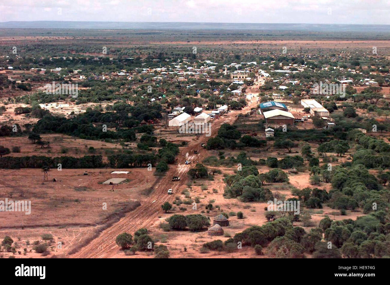 Luftaufnahme des somalischen Dorf von Bardera.  Einige Fahrzeuge sind gesehen verlassen des Dorfes auf einer unbefestigten Straße, die aus der Stadt herausführt.  Die Botswana Armee dient zur Sicherheitsleistung für die humanitäre Hilfe-Gruppen, die Nahrung zu den Leuten von Bardera verteilen.  Diese Mission ist zur direkten Unterstützung der Operation Restore Hope. Stockfoto