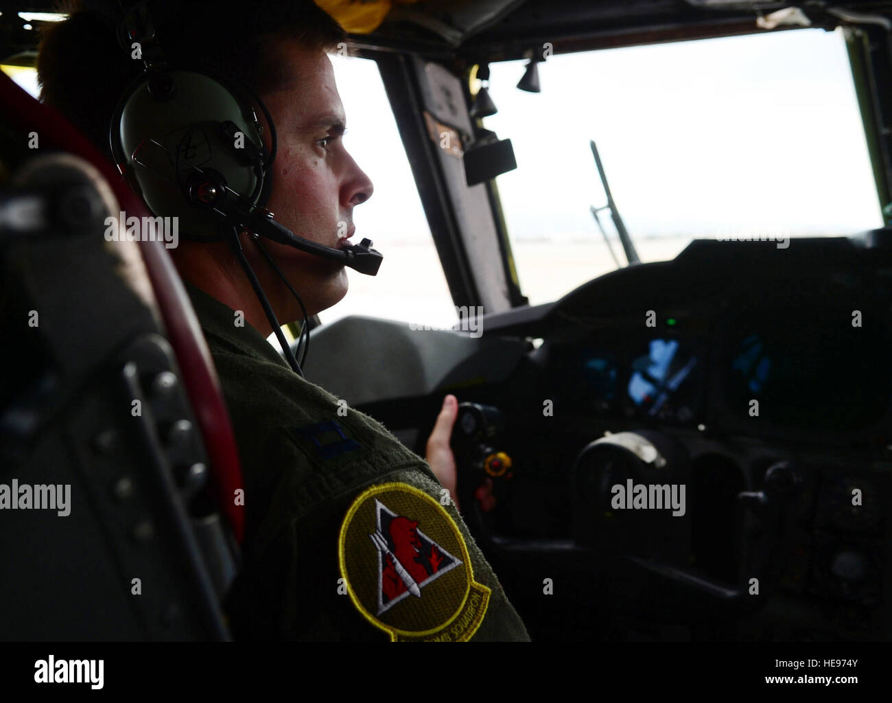 Capt Bandy Jeffrey, 96. Bomb Squadron B - 52H Stratofortress Pilot von Barksdale Air Force Base, Louisiana, hört Führung vor dem Anlassen des Triebwerks, 23. Juli, Nellis AFB, Nevada, während des Trainings eine rote Fahne. Rote Fahne bietet Gelegenheit für Global Strike Command Air Force Einheiten zu demonstrieren Sie ihre Fähigkeit, weiträumige Streik Streitkräfte und liefern Präzision Effekte, die die nukleare Unternehmen zu stärken. Stockfoto