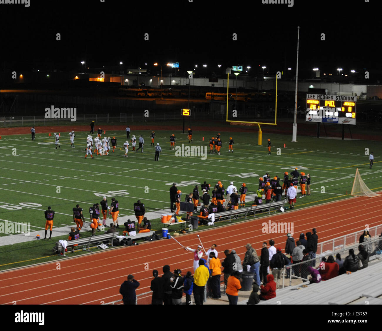 Fans beobachten, wie die Shreveport-Bossier Ritter gegen die Collin County Rattlers während eines Fußballspiels im Lee Hecken Stadium in Shreveport, Louisiana, Februar 25 spielen. Für die Ritter spielen vier Flieger von Barksdale Air Force Base. Besuchen Sie für weitere Informationen über die Ritter www.sbknights.org. Airman 1st Class Micaiah Anthony)() Stockfoto