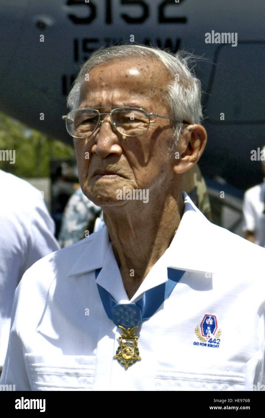Ein C-17 Globemaster III mit dem Namen „The Spirit of Go for Broken“ kommt auf der Hickam Air Force Base auf Hawaii an und ehrt das 442. Combat Regimental Team und unterstützt Luftmobilität und Transportoperationen. Stockfoto