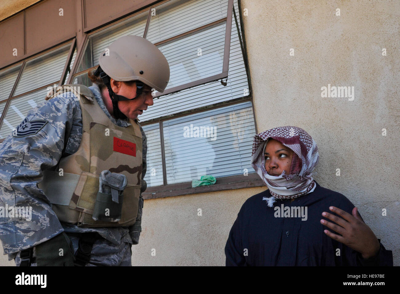 US Air Force Tech Sgt. Sarah Corrice, links, Sender, 4. bekämpfen Kamera Geschwader, März Air Reserve Base, Kalifornien, taktisch Fragen Lee Johnson, eine Fremdfirma beim Schlachtfeld forensische Training am 25. Juli 2013 im März ARB.  Ein mobiler Schulungsteam bestehend aus Regierung Fremdfirmen aus Six3 Systemen beigebracht 38 Flieger, zwei Matrosen und ein Marine Erfassung und Verarbeitung von biometrischen Beweise in einem Schlachtfeld-Umfeld. Nur 2 Prozent der gesamten US-Militär hat jemals diese One of a Kind-Ausbildung erhalten.  TSgt Erica J. Knight/freigegeben) Stockfoto