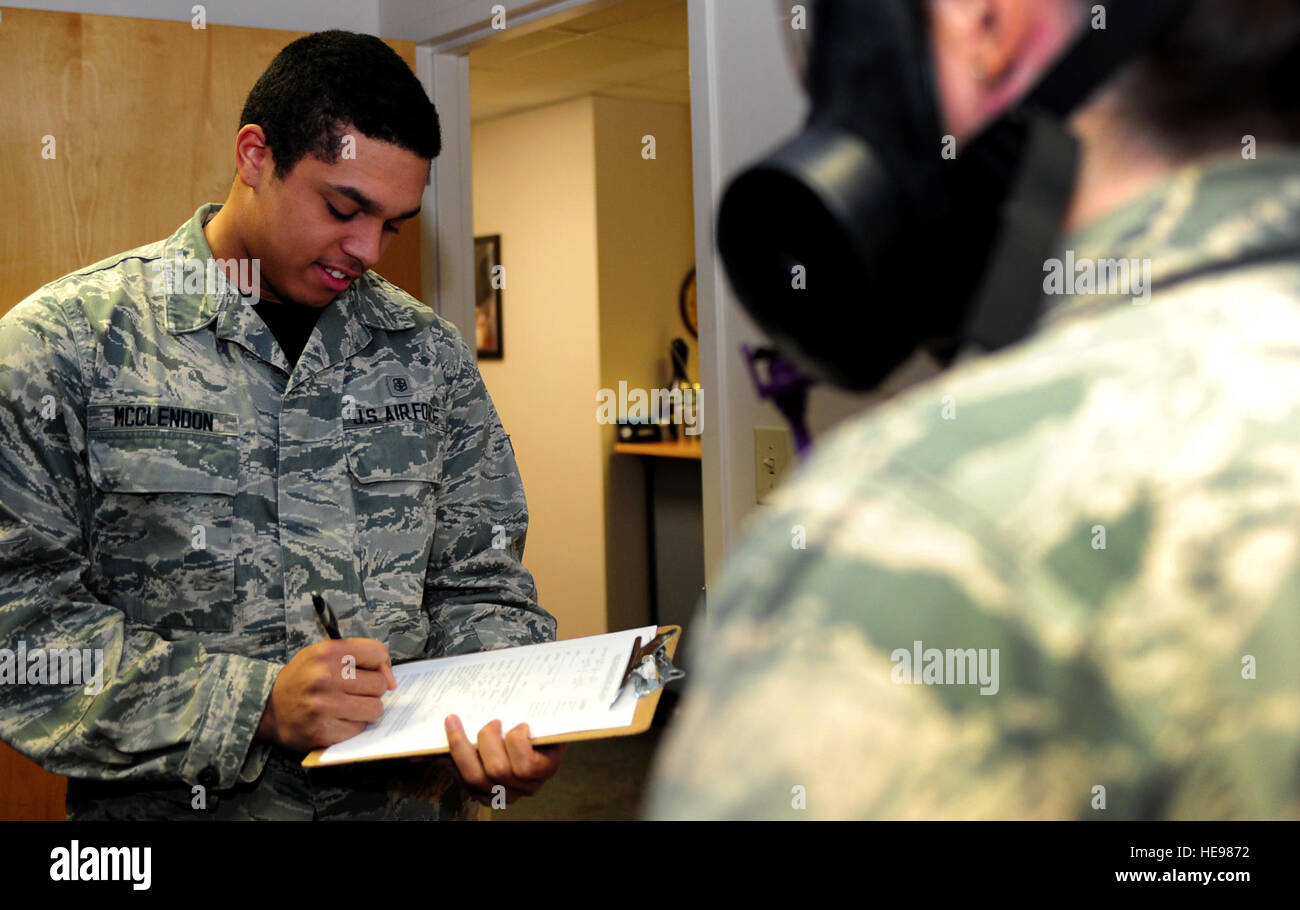 US Air Force Airman 1st Class Alex McClendon, 633rd Aerospace Medicine Squadron bioenvironmental Ingenieur Techniker führt einen Gasmaske fit Test auf Senior Airman Sarah Lowry, bioenvironmental 633rd AMDS Ingenieur Techniker bei Langley Air Force, VA., 9. Januar 2015. Während des Tests sah Lowry oben und unten und seitlich um sicherzustellen, dass Masken richtig passt und auf den Fit-Test.   Airman 1st Class Areca T. Wilson Stockfoto