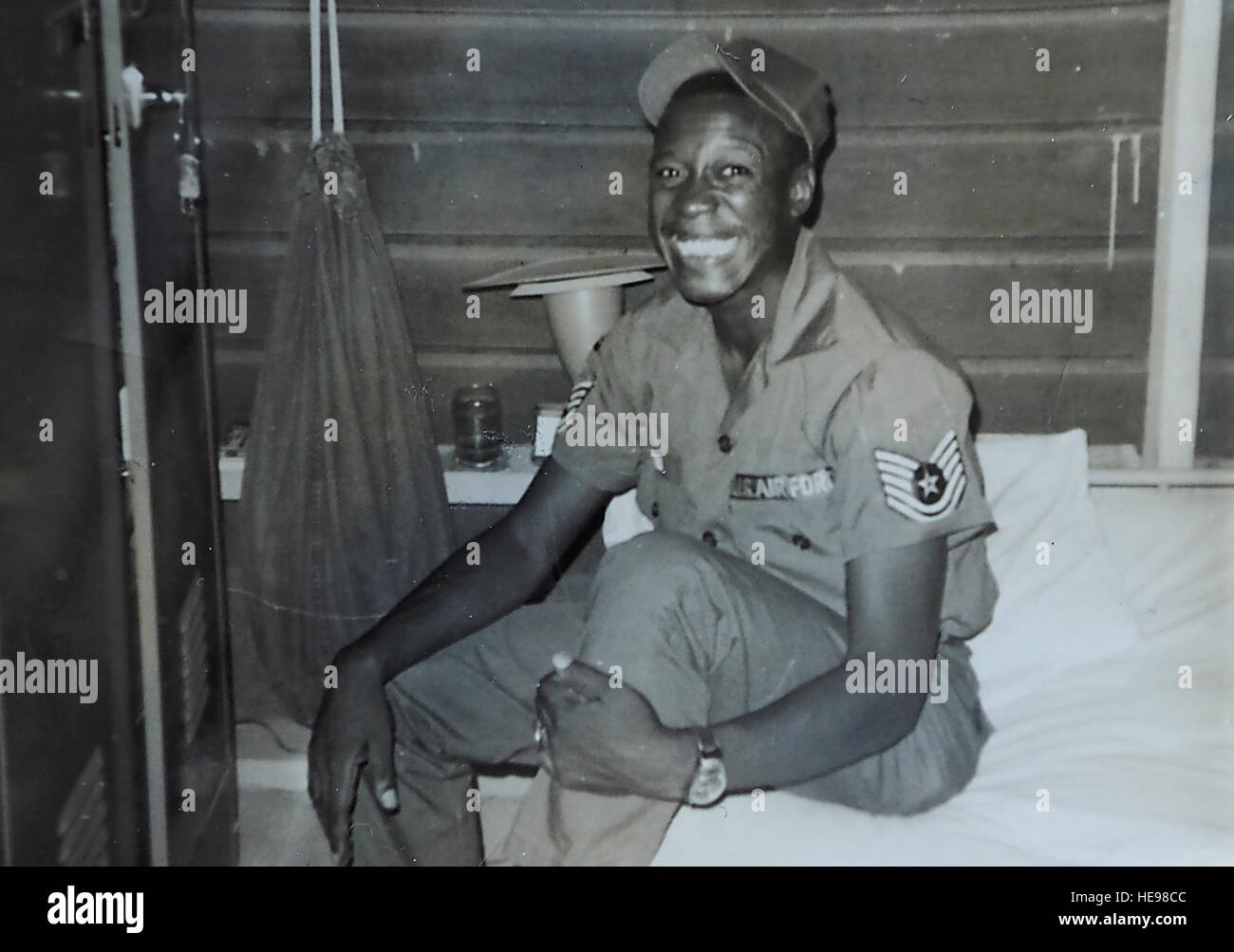 Vietnam-Veteran Raymond Harris Lächeln für die Kamera auf Tan Son Nhut Air Base, die Republik von Vietnam, 1968. Harris war 30 Jahre als Senior Master Sergeant und abgeschlossene zwei Touren der Aufgabe in der Republik von Vietnam während der Civil Rights Movement in den Ruhestand in der US Air Force. Stockfoto