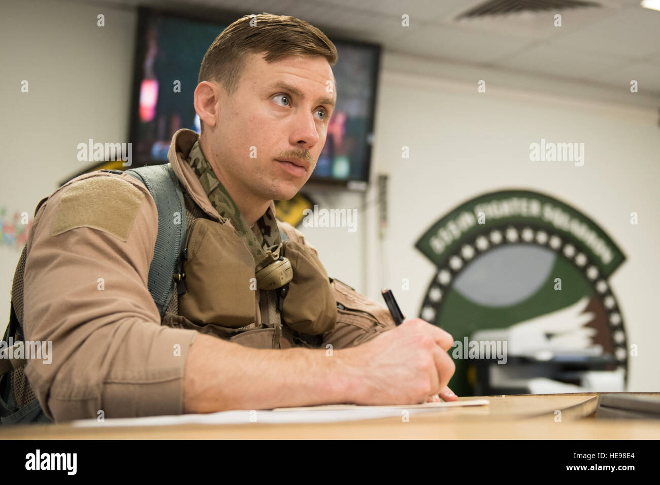 Capt Jay Doerfler, 421st Expeditionary Kämpfer-Geschwader f-16 Fighting Falcon Pilot erhält eine kurze Schritt vor übertrifft Kampf 1000 Flugstunden in Afghanistan, Afghanistan, Bagram Airfield 7. April 2016. Dörfler hat zwei verschiedene Flugzeuge, MC-12 und f-16, in mehr als 200 Kampfeinsätze von Kandahar und Bagram Flugplätze während mehrere Einsätze geflogen. Doerfler Übergang zu den f-35 Lightning II nach seiner Zeit in Afghanistan. Techn. Sgt. Robert Cloys) Stockfoto