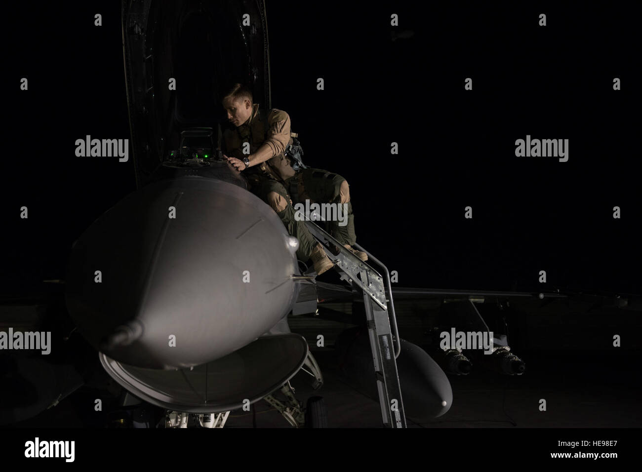 Capt Jay Doerfler, 421st Expeditionary Fighter Squadron Pilot erklimmt seiner f-16 Fighting Falcon vor der Abfahrt auf einem Flug waren er übertraf Kampf 1000 Flugstunden bei Bagram Airfield, Afghanistan, 7. April 2016. Dörfler hat zwei verschiedene Flugzeuge, MC-12 und f-16, in mehr als 200 Kampfeinsätze von Kandahar und Bagram Flugplätze während mehrere Einsätze geflogen. Doerfler Übergang zu den f-35 Lightning II nach seiner Zeit in Afghanistan. Techn. Sgt. Robert Cloys) Stockfoto