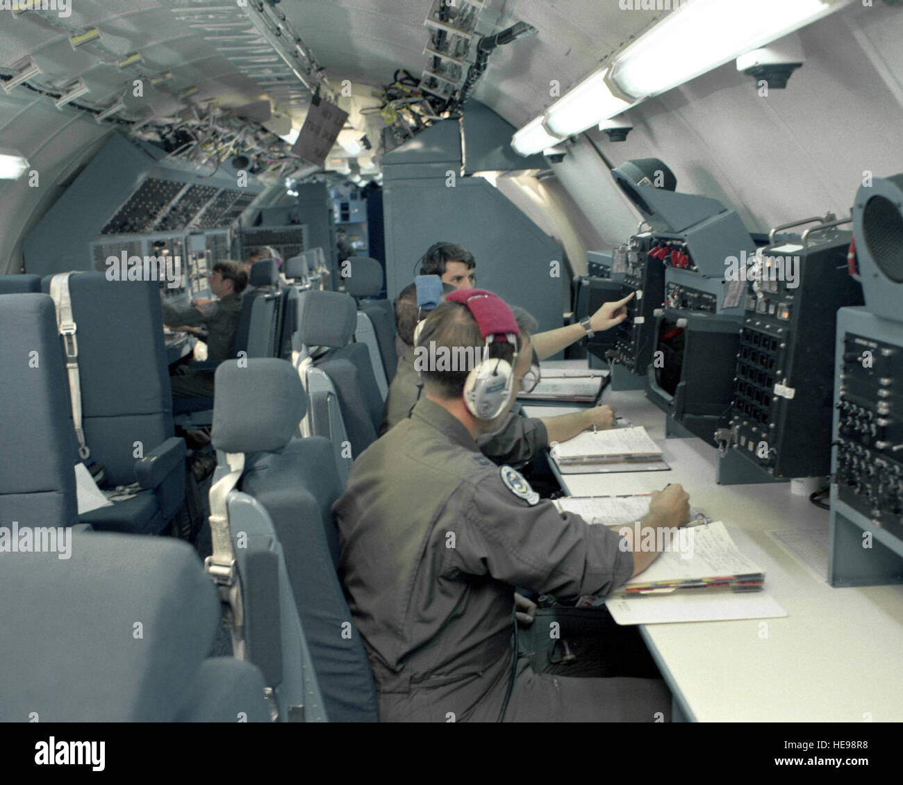 Ein Besatzungsmitglied der Luft überwacht Ausrüstung im Air Launch Control Center (ALCC) EC-135 Stratotanker Flugzeug. Stockfoto