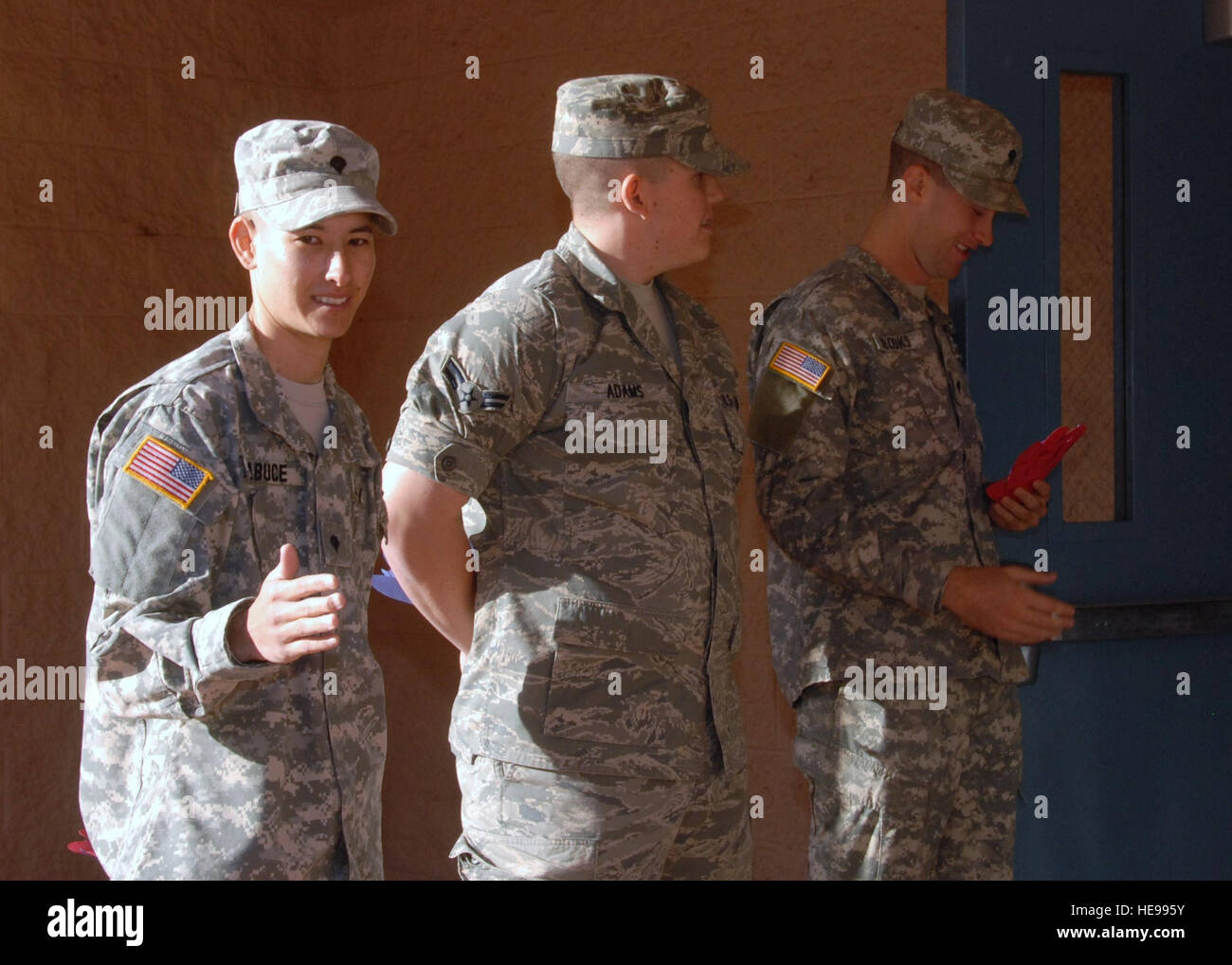 Arizona Gardisten außerhalb Auditorium Türen an der Wilson Elementary School, High-Five stehen und vielen Studenten, die das Gebäude verlassen. Die Studenten anerkannt Kupfer Kaktus Soldaten und Piloten für ihren Dienst am Veterans Day, Nov 11. Studenten präsentierten Danksagungen in Form von Händen, die Soldaten, die freiwillig für die Veranstaltung. Stockfoto