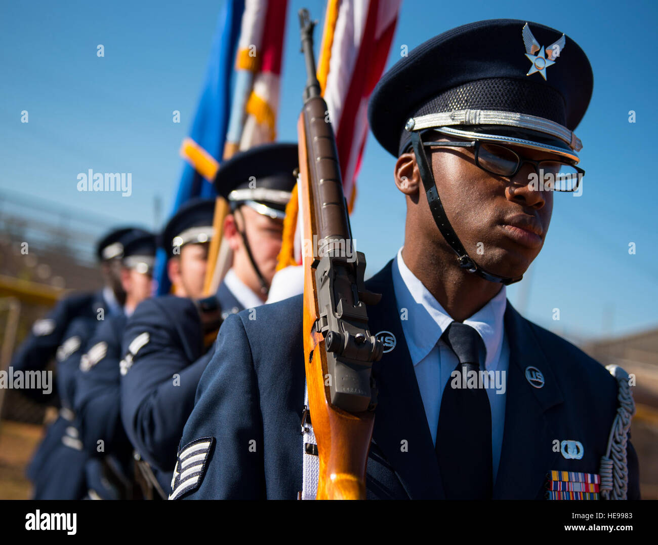 Staff Sgt Jeremy Wortham wartet eine Ehrengarde Flagge ausführlich zu einer Zeremonie am 16. November auf der Eglin Air Force Base, Florida führen Im Jahr 2016 reiste der Basis Honor Guard Teams 190.823 Meilen um 458 Details zwischen 20 Landkreise und zwei Staaten abzuschließen. Samuel King Jr.) Stockfoto