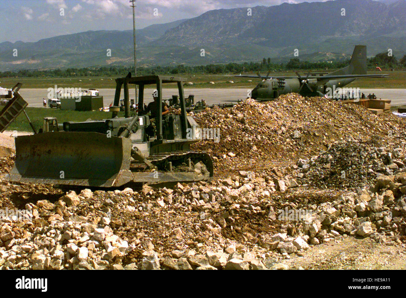 990525-F-2095R-004 ein US-Air Force Red Horse Bulldozer rumpelt über einen Berg von füllen Schmutz neben der Rinas Airport-Rampe von Tiran ", Albanien, am 25. Mai 1999.  Red Horse Personal engagieren sich bei der Reparatur und Erweiterung der Hauptstraße von Rinas Airport zur Unterstützung der Operation, die Hoffnung aufrecht zu erhalten.  Erhalten Hoffnung ist die US-Bemühungen in Nahrung, Wasser, Medizin, Hilfsgüter zu bringen und Lager für Flüchtlinge aus dem ehemaligen Jugoslawien zu etablieren.  Red Horse ist eine hoch-und Tiefbau-Einheit, die schwere Ausrüstung schnell zum Flugplatz zu bauen und support Bereich Infrastruktur setzt Stockfoto