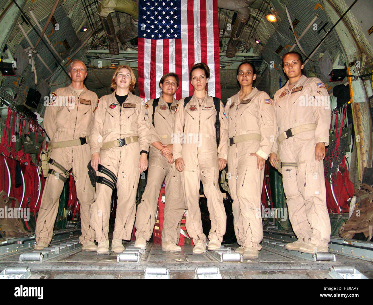 Südwest-Asien - von links nach rechts, Staff Sgt Josie E. Harshe, Flugingenieur; Capt Anita T. Mack, Navigator; 1st Lt. Siobhan Couturier, pilot; Capt Carol J. Mitchell, Flugkapitän; und zusammenarbeiten, techn. Sgt. Sigrid M. Carrero-Perez und Senior Airman Ci Ci Alonzo, pause in der Ladebucht der ihre c-130 für ein Gruppenfoto nach ihrer historischen Flug. (Foto der US Air Force) Stockfoto