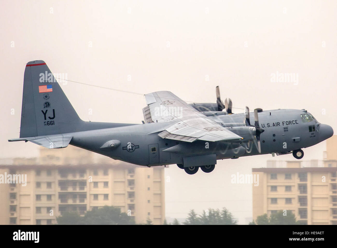 C-130 Hercules-Flugzeuge der 36th Airlift Squadron starten auf der Yokota Air Base in Japan und führen routinemäßige Trainingseinheiten durch, um die Fähigkeiten für Notfalloperationen aufrechtzuerhalten. Stockfoto