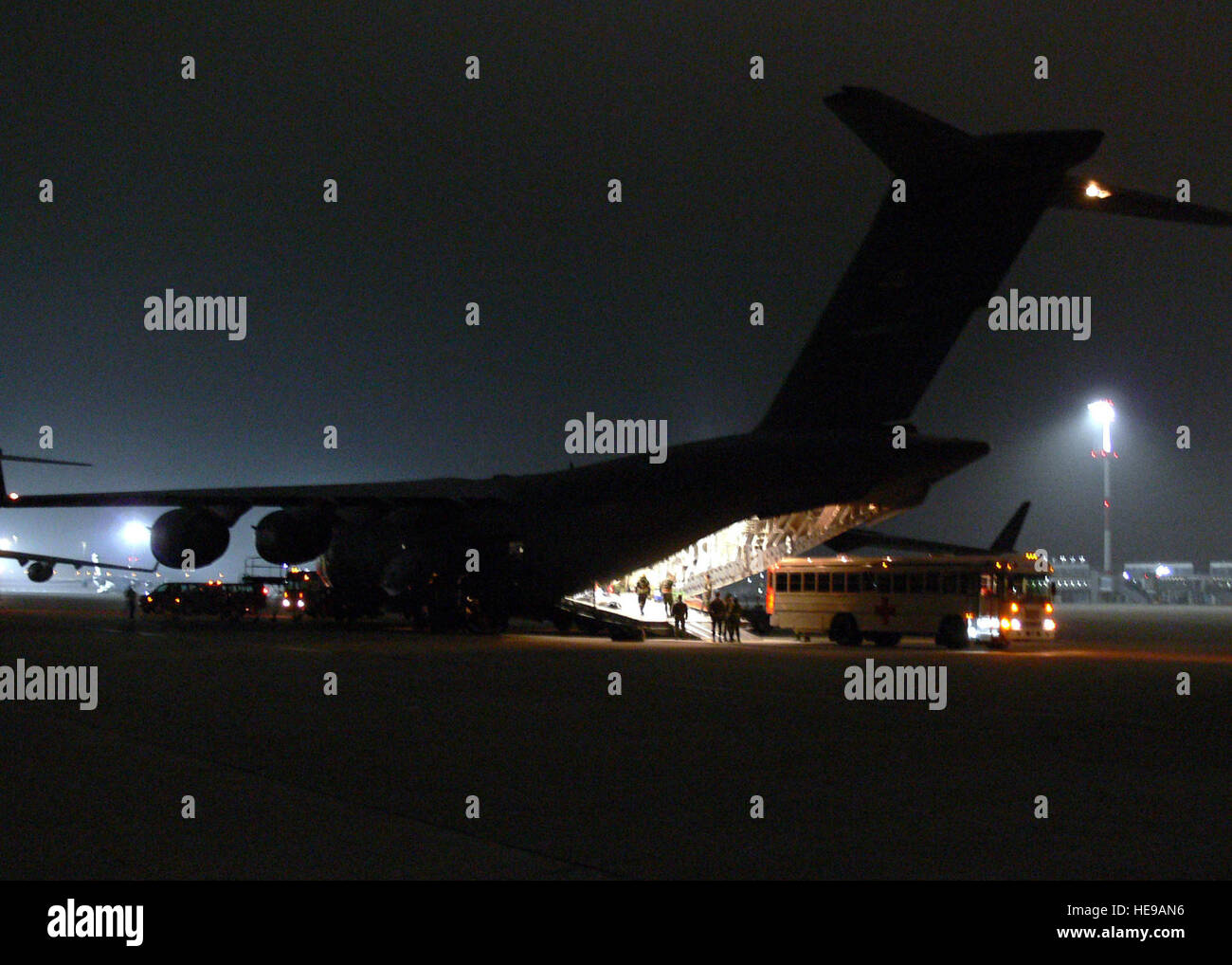 Flieger aus dem 435. Aeromedical Staging-Flug auf der Ramstein Air Base, Deutschland, entladen 11 kritisch verletzte Patienten von einer ankommenden c-17 Globemaster III. Die verletzten Soldaten hatten im Südosten Afghanistans nur wenige Stunden zuvor einem Hubschrauberabsturz überlebt. Einmal auf die Busse geladen, wurden sie in nahe gelegenen Landstuhl Regional Medical Center gebracht.   (US) Stockfoto