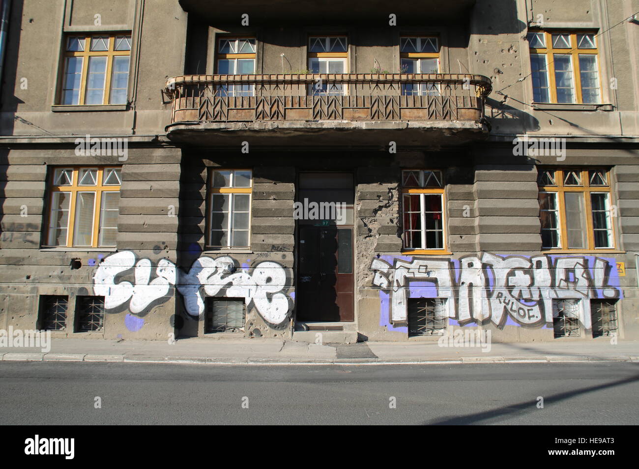 Gebäude mit Kugel Auswirkungen in Sarajevo, Bosnien und Herzegowina Stockfoto