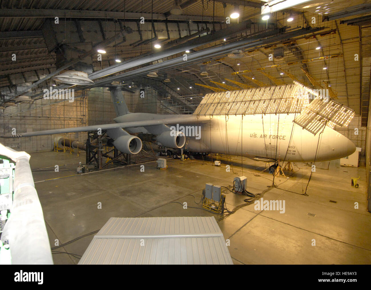EGLIN AIR FORCE BASE, Florida – The C - 5M Super Galaxy erfährt extremer Hitze und UV-Exposition während der Re-engining und Zuverlässigkeit Programm am McKinley Climactic Laboratory 21 Oktober bis 17. November. Einige der einzigartigen Herausforderungen war die Labor-Crew konfrontiert die C - 5 M innerhalb des Hangars bekommen. Einige der Hangar Rohrleitung ist hängt niedriger als die c-5 Rute ein Hindernis für die Crew verschieben innerhalb des Hangars zu schaffen. Sie benötigt, um das Ende des Flugzeugs innerhalb Zoll berühren den Boden senken und aufgebockt den Front-End-um den richtigen Hebel zu erhalten. Da des Flugzeugs Stockfoto
