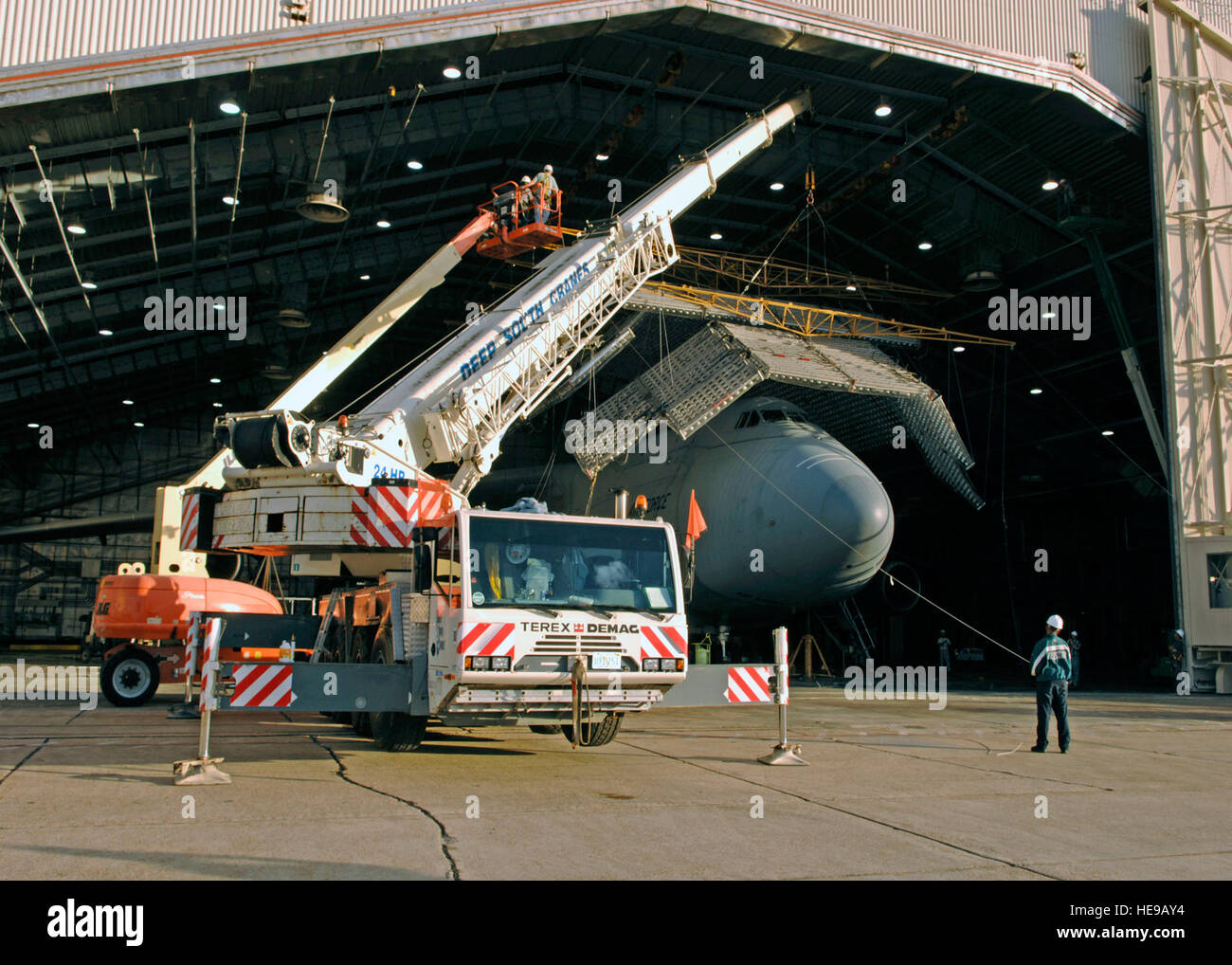 EGLIN AIR FORCE BASE, Florida – The C - 5M Super Galaxy erfährt extremer Hitze und UV-Exposition während der Re-engining und Zuverlässigkeit Programm am McKinley Climactic Laboratory 21 Oktober bis 17. November. Einige der einzigartigen Herausforderungen war die Labor-Crew konfrontiert die C - 5 M innerhalb des Hangars bekommen. Eine weitere Abweichung vom normalen Ladevorgänge baute die Sonnenkollektoren, nachdem das Flugzeug geladen wurde. Diese erfordern spezielle Besatzungen und Krananlagen, mehr als 90 Sonnenkollektoren um genau Sonneneinstrahlung während extremer Hitze Segment der Prüfung simulieren zu montieren.  Wendell Rowan) Stockfoto