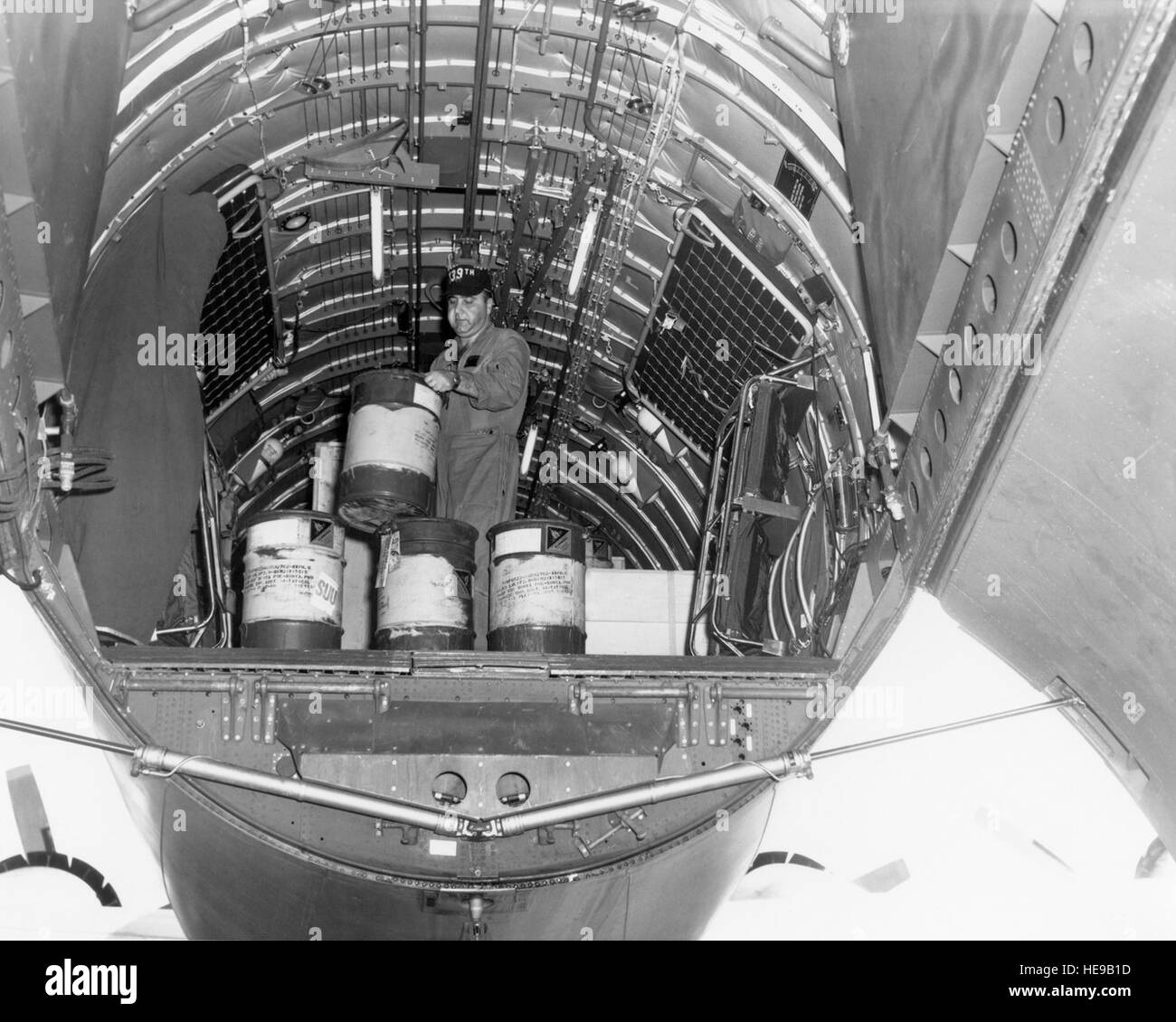 95956 USAF - TSgt Michael A. Messineo, Loadmaster von einem New York Air National Guard C-97, hilft Unoad das Flugzeug auf Tan Son Nhut Air Base in der Republik Vietnam.  März 1966.  US-Luftwaffe Foto. Stockfoto
