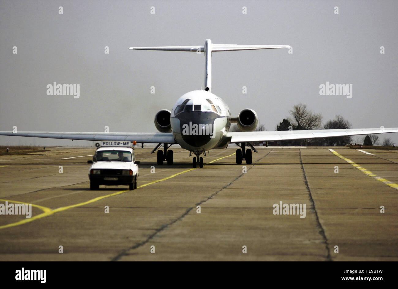 Eine Nachtigall uns Air Force (USAF) c-9 Flugzeuge zugeordnet, 458. Air Expeditionary Gruppe (AEG), rollt hinter einer Fluglinie Fahrzeug nach der Ankunft am Mihail Kogalniceanu Air Base (AB), Rumänien, während der Operation IRAQI FREEDOM. Stockfoto