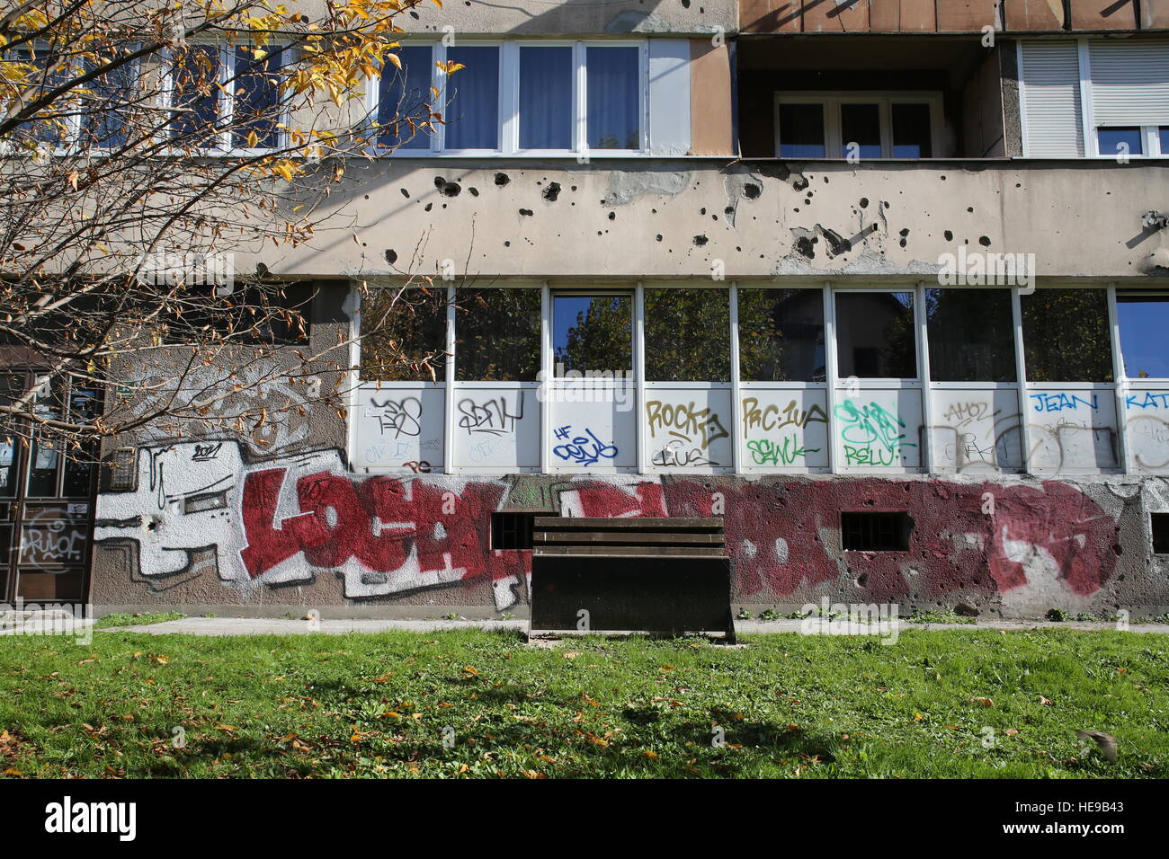 Gebäude mit Kugel Auswirkungen in Sarajevo, Bosnien und Herzegowina Stockfoto