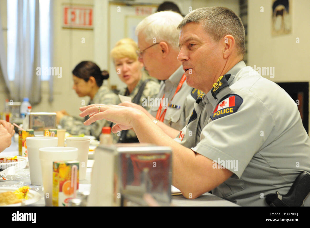 100420-F-5561D-001-Kabul - Assistant Police Commissioner Graham Muir, kanadische Polizeikommandant, besucht das Senior-Polizei-Frühstück im Camp Eggers April 20,2010. Kommissar Muir besuchte das Lager an der Senior Polizei Frühstück beiseite andere NATO Traning Mission-Afghanistan-Polizei-Trainer. Senior Airman Matt Davis) Stockfoto