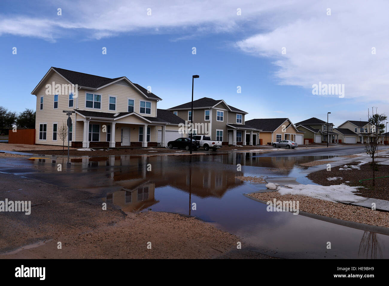 Flut Wasserpools entlang Häuser nach einem Unwetter Sturm 5. Mai 2015 bei Cannon Air Force Base, N.M. Luft-Kommandos und deren Familien überstanden die Hauptlast der kolossalen Sturm, der Häuser und andere Basis Einrichtungen überflutet. Staff Sergeant Matthew Plew) Stockfoto