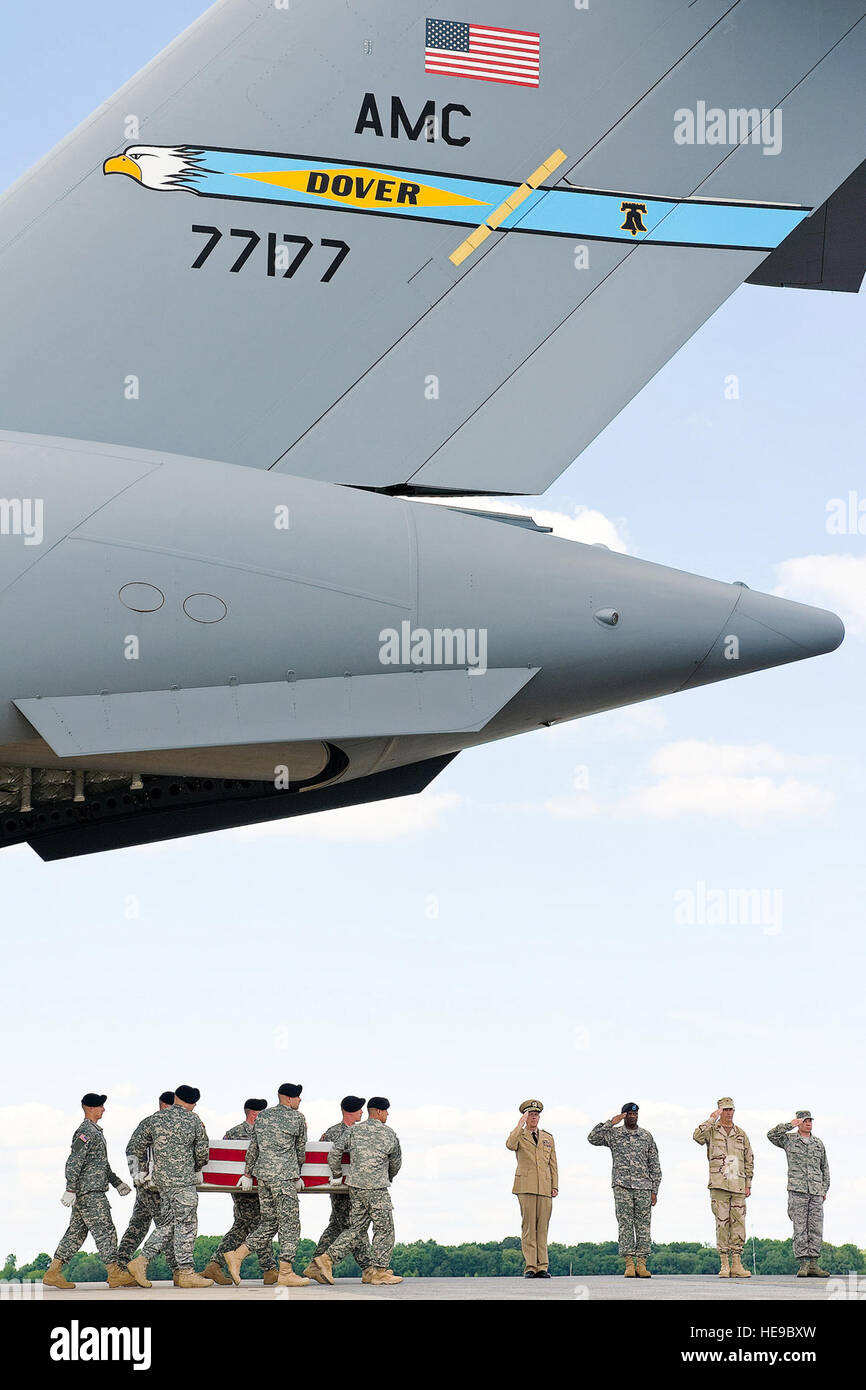 Marine Admiral Mike Mullen, Navy Rear Admiral James J. Shannon, Army Major General Michael T. Harrison Sr. und Kol. Manson Morris zollen wie eine Armee tragen Team Transfers die Reste der Armee Capt Mark A. Garner Juli 8 auf der Dover Air Force Base, Del.  Roland Balik) Stockfoto