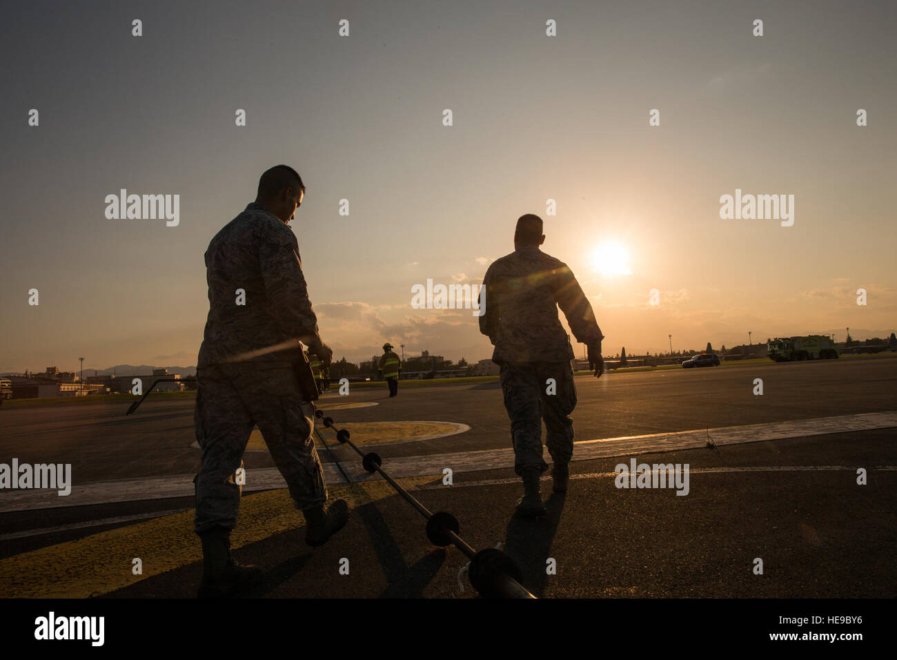 374th Civil Engineer Squadron Airmen inspizieren Rettungsflugzeuge auf der Yokota Air Base, Japan, im Rahmen jährlicher Tests, die mit der Feuerwehr und dem Operations Support Squadron durchgeführt werden. Stockfoto