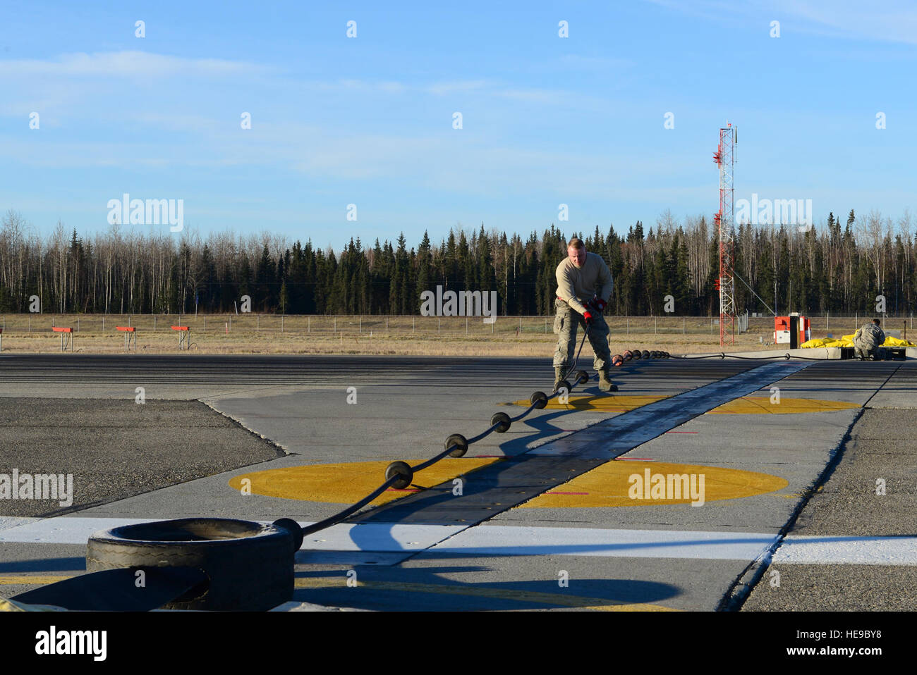 US Air Force Senior Airman Cody Hall, ein 354th Civil Engineer Squadron macht Produktion Techniker bereitet, Spannung auf ein Hindernis 12. Oktober 2016, Eielson Air Force Base, Alaska. Macht Produktion Flug setzt Schranken jedes Mal, wenn Flugzeug abheben von der Startbahn um Sicherheit im Notfall während des Fluges zu gewährleisten.  Airman 1st Class Cassandra Whitman) Stockfoto