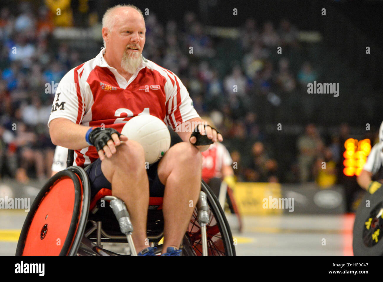 160511-F-WU507-160: Celebrity und Verwundeten Krieger zusammengetan für einen Rollstuhl-Rugby-Ausstellung entsprechen vor der USA gegen Dänemark gold Metall, bei den 2016 Invictus Games an den ESPN Wide World of Sports Komplex im Walt Disney World, Orlando, Florida, 11. Mai 2016. Die USA schlagen Dänemark 28-19, und nahm Gold; Dänemark holte Silber und Bronze ging an Großbritannien, die Australien 47-4 schlagen.  Senior Master Sergeant Kevin Wallace /) Stockfoto