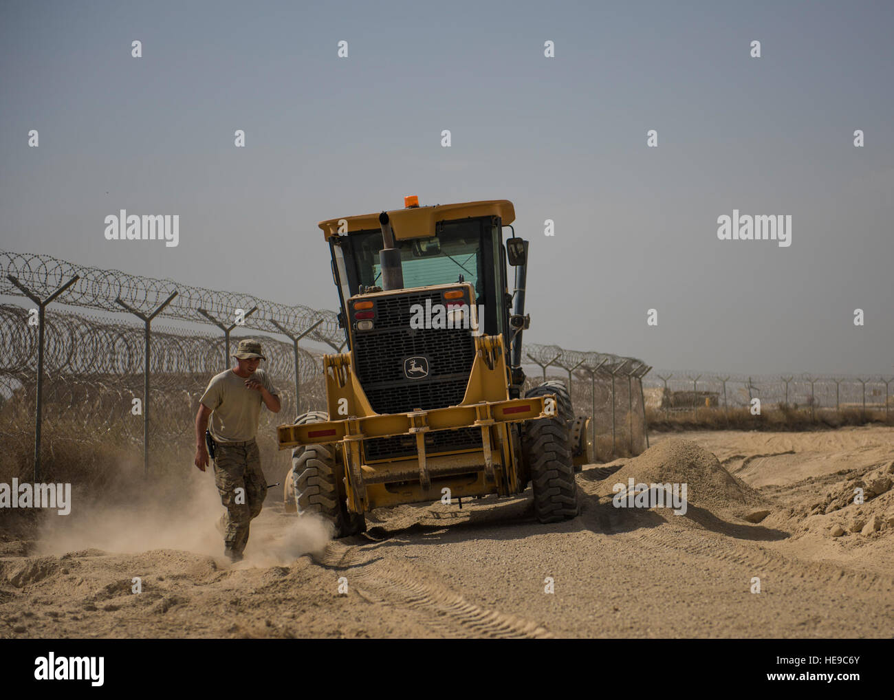 Senior Airman Austin DeDeo, 455. Expeditionary Bauingenieur-Geschwader Bürgersteige und schwere Ausrüstung Techniker prüft seine Arbeit nach dem Abgleich Kies, Bagram Airfield, Afghanistan, 4. Oktober 2016. Die ECES "Jungs" Schmutz", festgelegten wie sie genannt werden, Kies den Grundstein für eine neue Straße zu beginnen. Die Straße, die einen Weg für Mine-resistente Hinterhalt geschützt (MRAP) Fahrzeuge zur Verfügung stellt, wird rund um den Zaun des Flugplatzes gebaut und als Mittel zur Sicherung der Flightline von Sicherheitskräften eingesetzt.  Senior Airman Justyn M. Freeman) Stockfoto