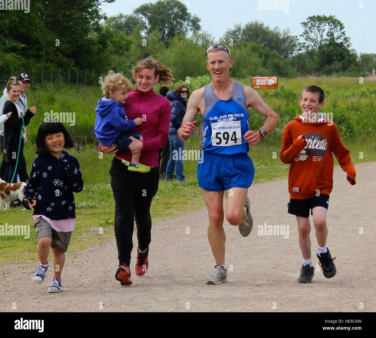 US Air Force Lieutenant Colonel Christopher Bennett, bereitet zweiter von rechts, Headquarters Air Force Reservist Direktion, Air Staff, Pentagon, Chef der Luftbrücke und Tanker Anforderungen, die Ziellinie des Alexander der große-Halbmarathon am Vatertag, 16. Juni 2013, bei Stanwick Seen, Northamptonshire, England. Im Rahmen einer Familientradition, Bennett es Kinder - von links nach rechts, Emma, 9; Ashton, 2; Katie Reed, 15 und Elija, 10 - laufen mit ihrem Vater jeden Vatertag. Er lief den Halbmarathon, sowie seine beiden ältesten Kinder liefen die 5 km lange Strecke an der gleichen Stelle Stockfoto