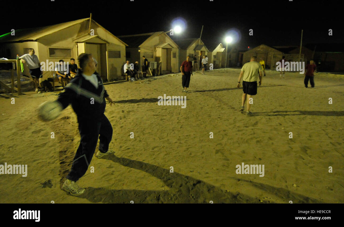 BAGRAM AIR FIELD, Afghanistan--ch. (Capt) Andrew McIntosh, medizinische Task Force Thows ein Fußball ball hier Okt. 3. Kaplan McIntosh beteiligt sich das wöchentliche multi-nationalen Fußballspiel, Vertiefung seiner Verbundenheit mit der Koalitionstruppen, die mit der Task Force Medical arbeiten. Kaplan McIntosh ist ein südlicher Baptist bereitgestellt vom 11. Flügel Bolling Air Force Base in Washington D.C.  Staff Sgt Samuel Morse Stockfoto