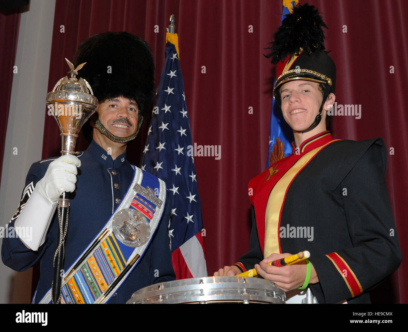 Chief Master Sgt. Ed Teleky, U.S. Air Force Band Tambourmajor und sein Sohn Tony, Trommel Linie Kapitän an der North Point High School in Waldorf, Maryland, sind geplant, um auf der 86. jährlichen Macy's Thanksgiving Day Parade in New York, 22 November erscheinen. Dadurch werden Ton'ys zweiten Auftritt mit der Macy alle amerikanischen Marching Band und der erste Auftritt für Chief Teleky und der Air Force Band. Personal-Sergeant Torey Griffith) Stockfoto