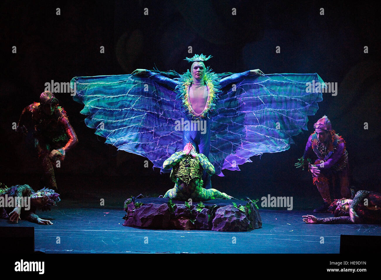 MISAWA CITY, Japan - Darsteller geben eine kreative Darstellung der Kunst während der Cirque Dreams Jungle Fantasy World Tour-Show in der Stadthalle von Misawa Jan. 18 statt. Cirque Dreams ist unter der Regie von Gründer und Produzent Neil Goldberg, die weltweit für seine Kreativität, Phantasie und Broadway Kompetenz erkannt worden ist. Techn. Sgt. Marie braun) Stockfoto