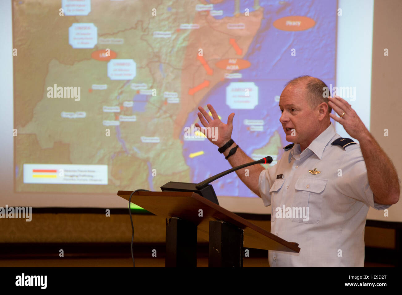 [121015-F-VS255-013] Djibouti Stadt, Djibouti (15. Oktober 2012) – US-Air Force Major General Eugene Haase, kombiniert Joint Task Force-Horn von Afrika stellvertretender Kommandeur, betont die Größe und Bedeutung der CJTF-HOA Gelenksoperationen Bereich während seiner Rede auf dem Defense Threat Reduction Agency geförderte Zähler Drogenhandel Symposium in Dschibuti-Stadt, Djibouti, 15. Oktober 2012. Das Symposium, koordiniert von kombiniert Joint Task Force-Horn von Afrika-Mitarbeiter und DTRA, fand CIT Bedrohungen Bewusstsein und Aufbau eine Community von Sicherheitsexperten aus Djibouti Regi Stockfoto