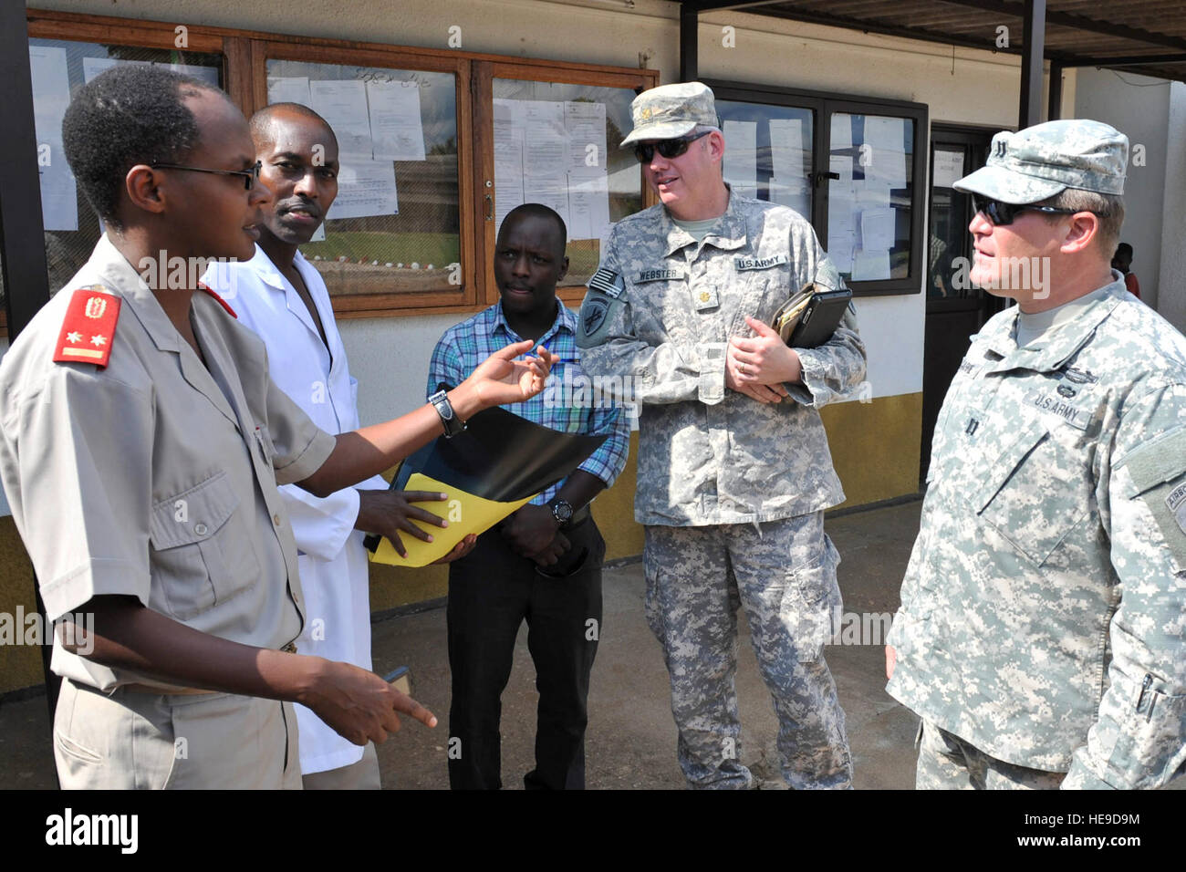 US Army Captain Christopher Carbone, rechts, und US-Armee Generalmajor (Dr.) Thomas Webster, Mitte rechts, sprechen Sie mit Burundi National Defense Force (BNDF) Mediziner während eines Krankenhaus-Bewertung in Bujumbura, Burundi, 21. März 2014. Webster und Carbone, 443rd Civil Affairs Bataillon, kombiniert Joint Task Force-Horn von Afrika, durchgeführten Bewertungen durch, um herauszufinden, ob es Interesse an Austausch von Fähigkeiten oder Informationen. Das Krankenhauspersonal behandelt BNDF verwundete Krieger, die in Somalia während der Mission der Afrikanischen Union in Somalia Operationen verletzt worden sind.  Staff Sgt Christopher Gross) Stockfoto