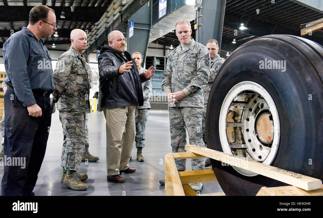 James Ewing, 436th Antenne Port Squadron Betriebsleiter, erläutert die Versand- und verpackend Anforderungen aus einem c-5 Flugzeuge Hauptfahrwerk Rad und Reifen-Montage, Chief Master Sgt. von der Air Force James Cody 18. November 2014, auf der Dover Air Force Base, Del. Cody tourte den größten Hafen der Antenne in das Department of Defense und traf sich mit zahlreichen Antenne Port Mitglieder. Roland Balik) Stockfoto