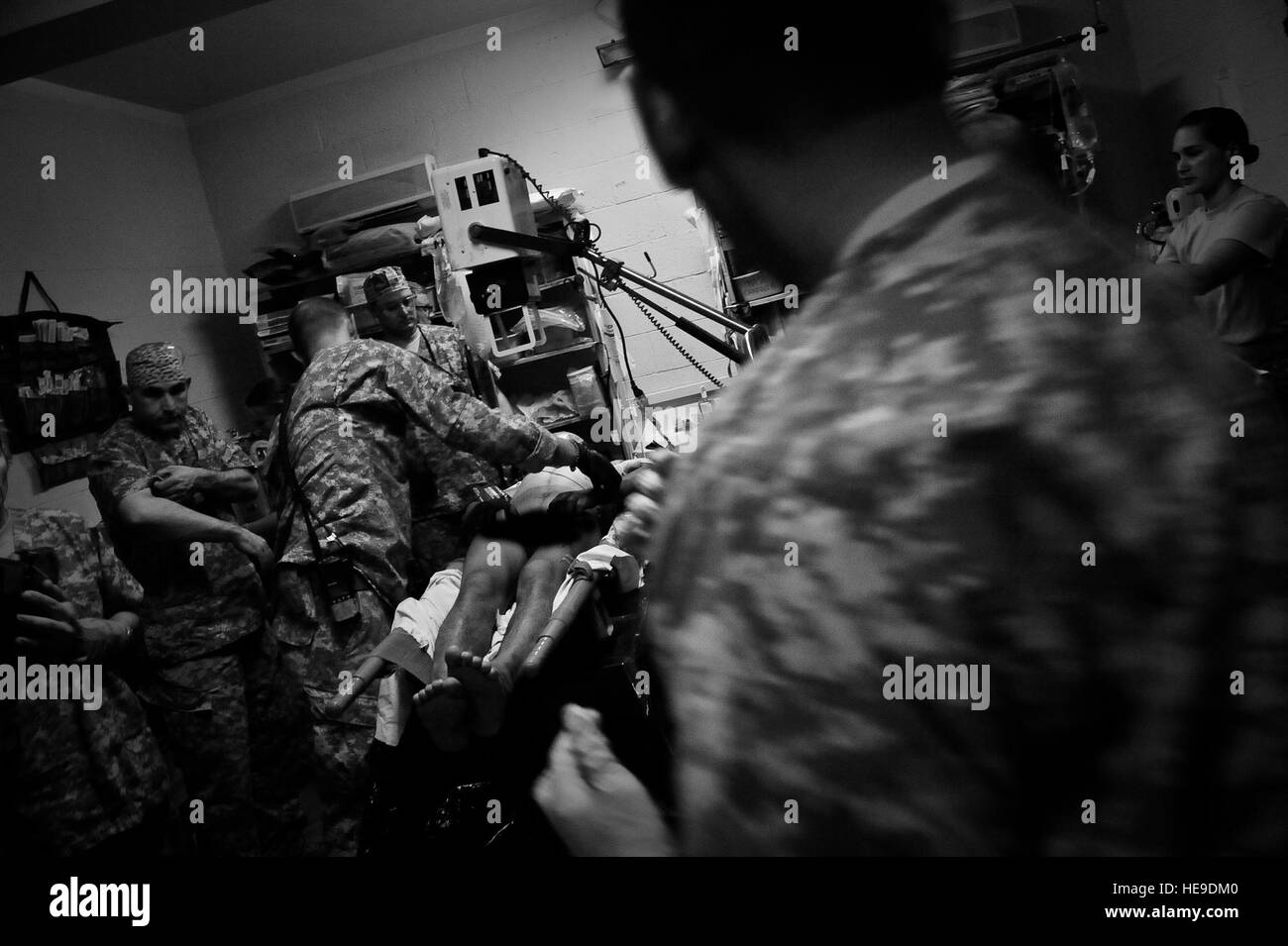 Mitglieder des Farah vorwärts Chirurgenteams bieten sofortigen, Wundversorgung lebensrettende chirurgische, einen 20-Jahr-alten afghanischen Schuss Opfer auf Forward Operating Base Farah, Afghanistan, 18.Mai. Das Opfer erhielt Wunden verursacht durch Taliban Schüsse in Shewa Dorf in der Provinz Farah. Er wurde später medizinisch zur Weiterbehandlung nach Shindand evakuiert. Stockfoto