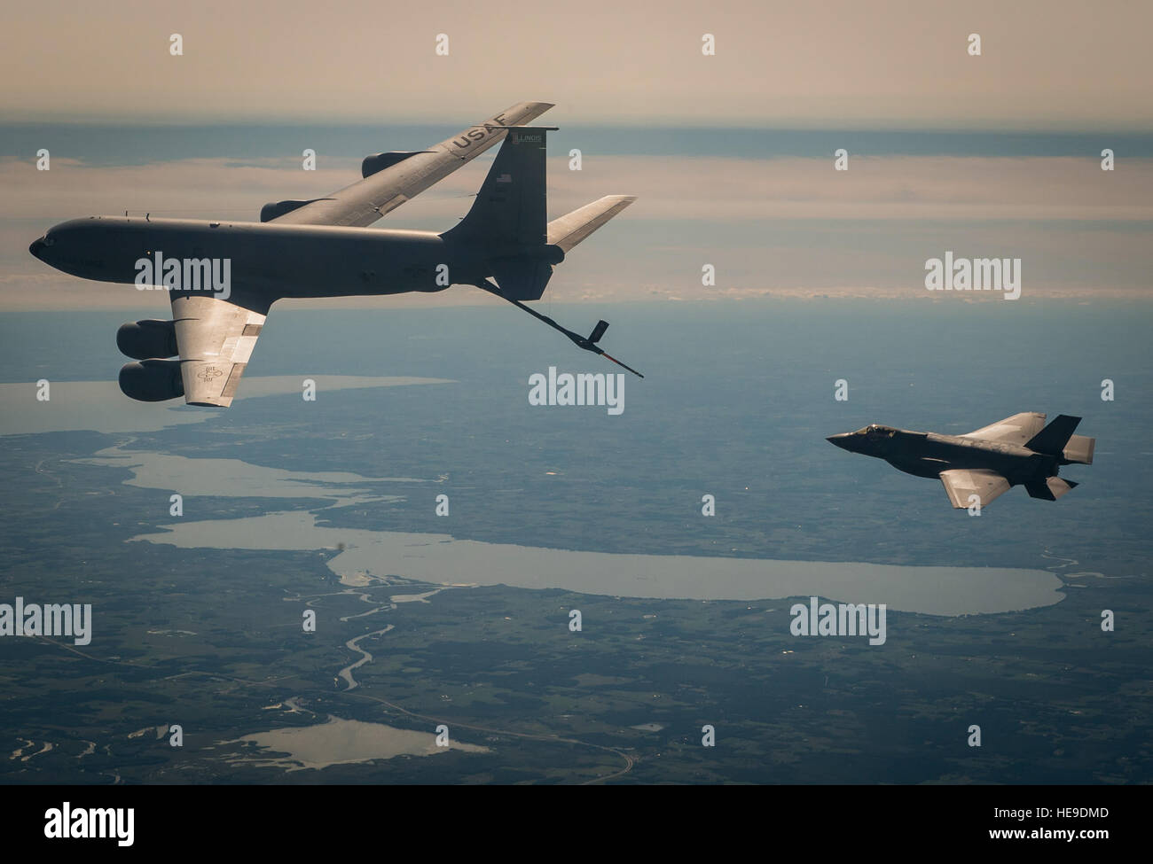 Ein 33. Kämpfer-Flügel F-35A Beleuchtung II nähert sich ein 126. Luft tanken Flügel KC-135 Stratotanker während der Übung Northern Lighting 31. August 2016 zu tanken. Nördlichen Lightning ist ein taktischer Ebene, gemeinsame Übung, die fünfte betont und vierte Generation Vermögen engagiert in einer streitigen Umwelt abgebaut. Staff Sergeant DeAndre Curtiss) Stockfoto