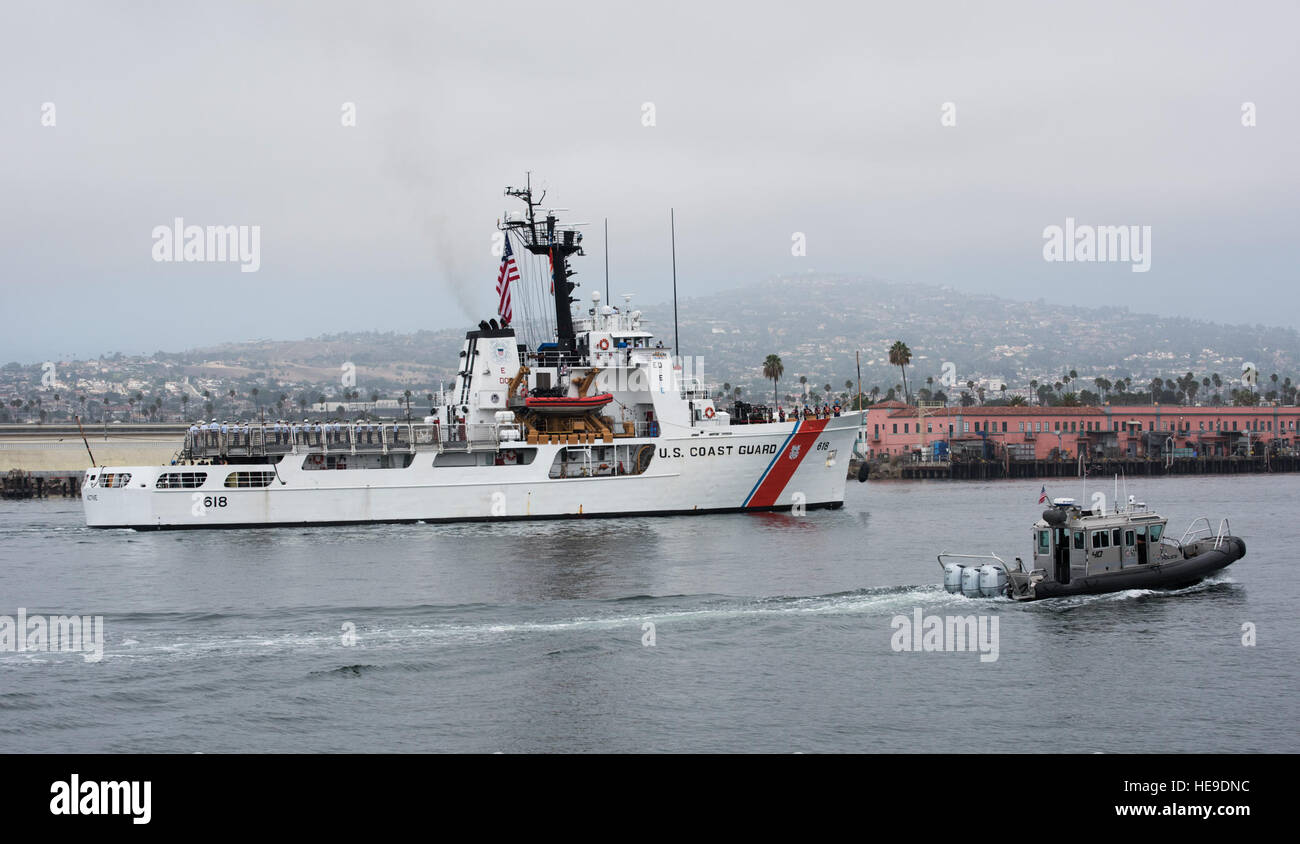 SAN PEDRO - Coast Guard Cutter aktiv, eine mittlere Ausdauer 210 Fuß Kutter Gridley in Port Angeles, Washington, kam in Los Angeles für das erste Los Angeles Fleet Week Donnerstag, 1. September 2016. Los Angeles Fleet Week feiert und ehrt unsere Nation Soldat innen und jährliche Katastrophe Bereitschaft Weiterbildung zwischen der Küstenwache, Navy Marine Corps und Ersthelfer erleichtert. US Coast Guard Petty Officer 1st Class Sondra-Kay Kneen. Stockfoto