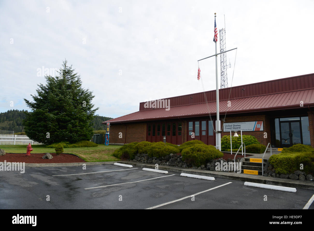 Die Vorderseite der Coast Guard Station Quillayute River in La Push, Washington, ist abgebildet, 15. September 2015. Gelegen an der Quileute Stammes Reservation, die Station ist eine von zwei innerhalb der Küstenwache 13. Bezirk, die auf Stammesgebiete, die andere ist Station Neah Bay befindet. (US Coast Guard Petty Officer 3rd Class Amanda Norcross) Stockfoto