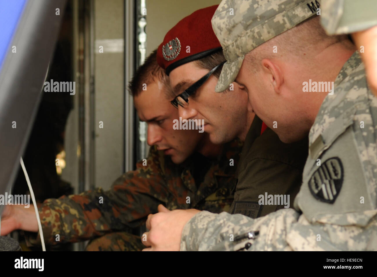 Deutsch Sgt. Christian Georgi, österreichische Harald Skrabal und US Armee Sgt. Matthew Magee (von links nach rechts) arbeiten zusammen, um Netzwerkverbindungen zwischen deutscher und englischer Sprache Einheiten 3. September 2010, in Grafenwohr, Deutschland während kombiniert Unterfangen 2010 eingerichtet. Kombinierte Bemühung 2010 ist der weltweit größte Kommunikation Interoperabilität Übung, Vorbereitung internationaler Truppen Führungs-, Kommunikations- und Computer-Systeme für multinationale Operationen.  Staff Sgt Tim Chacon Stockfoto