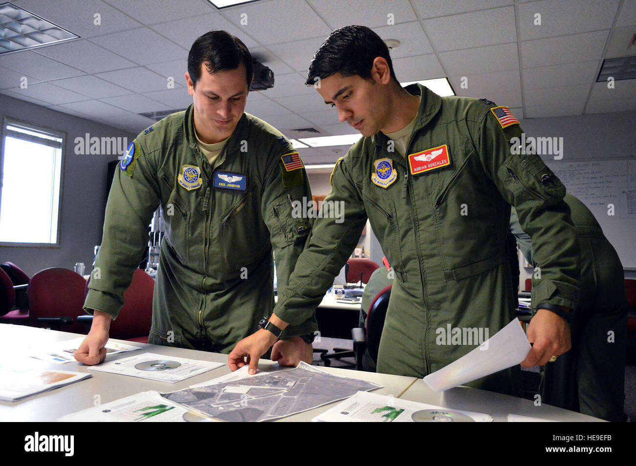 Air Force Captain Kris Johnson, c-17 Globemaster III Pilot aus der 7. Airlift Squadron, links, und Kapitän Adrian Gonzales, c-17-Pilot aus der 10. Airlift Squadron, Joint Base Lewis-McChord, Washington, führen kombiniert gemeinsamen operativen Zugang Übung 15-01 Missionsplanung am 16. April 2015, bei Papst Army Airfield, N.C. CJOAX 15-01 ist ein 82nd Airborne Division-geführten bilateralen Fortbildungsveranstaltung in Fort Bragg , N.c., vom 13. bis 20. April 2015. Das ist die größte Übung seiner Art in Fort Bragg in fast 20 Jahren statt und zeigt Interoperabilität zwischen amerikanischen und britischen Armee Soldaten und US Air F Stockfoto