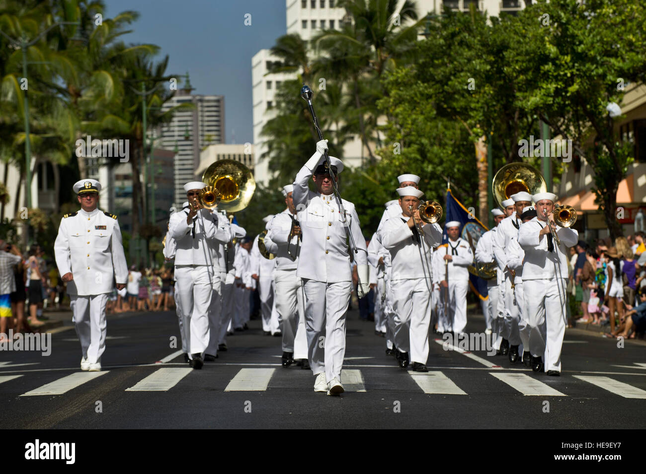 Die U.S. Navy Pacific Fleet Band marschiert in Waikiki, Hawaii, um Nisei-Veteranen des 100. Infanterie-Bataillons, des 442. Regimentskampfteams und des militärischen Nachrichtendienstes für ihren Dienst und ihre Anerkennung durch den Kongress zu ehren. Stockfoto